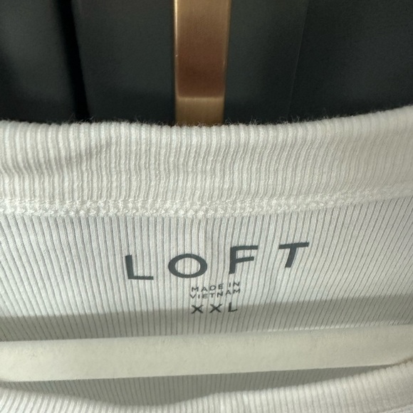 LOFT White Tank Top with Round Neckline and Sleeveless Style - Picture 3 of 9